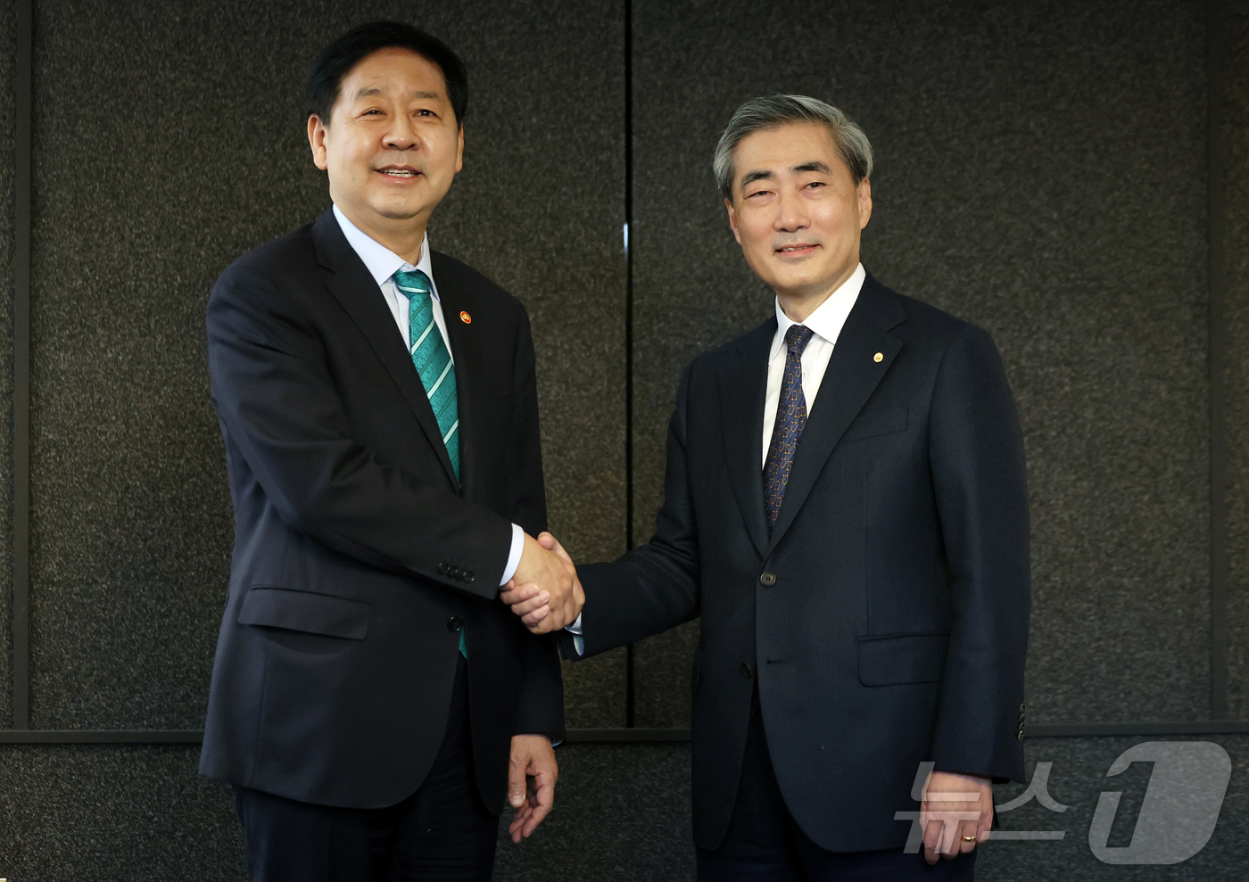(서울=뉴스1) 김진환 기자 = 구윤철 경제부총리 겸 재정경제부 장관과 신현송 한국은행 총재(오른쪽)가 23일 오전 서울 중구 은행회관에서 열린 조찬회동에 앞서 기념 촬영을 하고 …