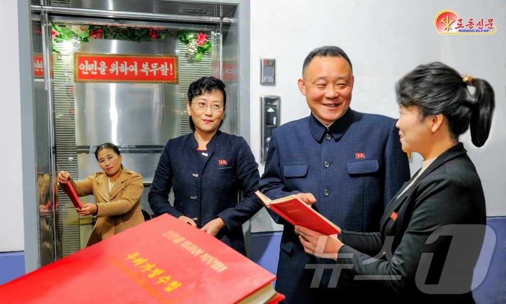 (평양 노동신문=뉴스1) = 북한 노동당 기관지 노동신문은 23일 평천승강기운영관리소 초급당일꾼이 주민 편의를 위한 봉사사업을 적극 이끌고 있다고 보도했다. [국내에서만 사용가능. …