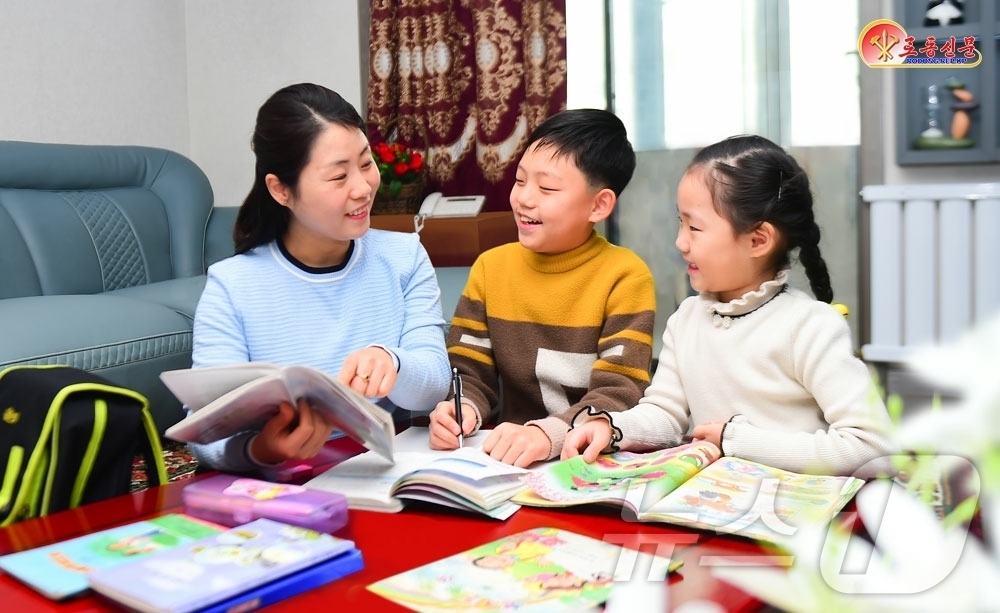 (평양 노동신문=뉴스1) = 북한 노동당 기관지 노동신문은 23일 중구역 경림동 주민 김국화가 가정교양을 통해 자녀 교육에 힘쓰고 있다고 보도했다. [국내에서만 사용가능. 재배포 …