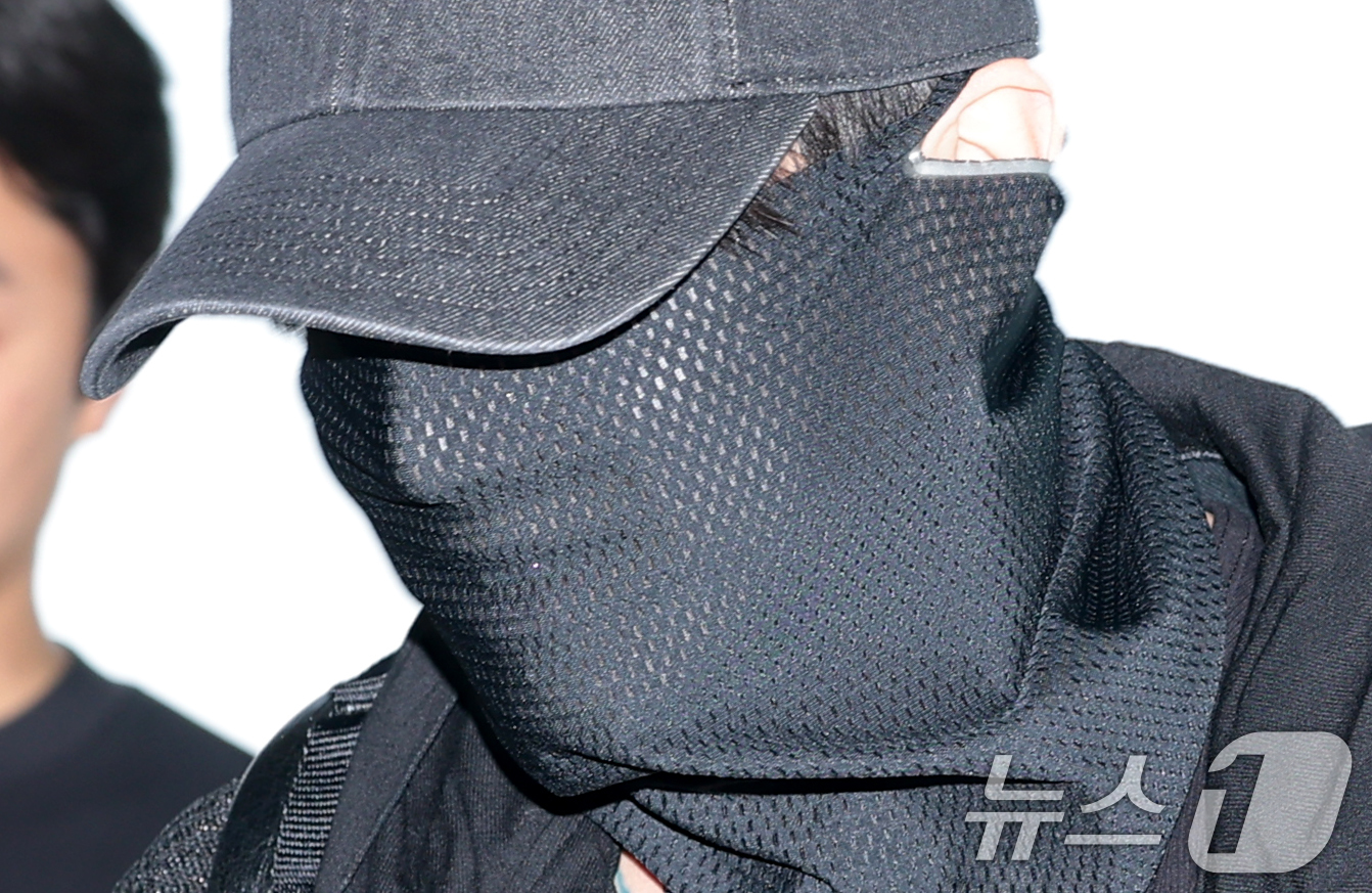 (인천공항=뉴스1) 권현진 기자 = 방탄소년단(BTS) 정국이 22일 해외 일정을 위해 인천공항을 통해 미국 애틀란타로 출국하고 있다. 2026.4.23/뉴스1