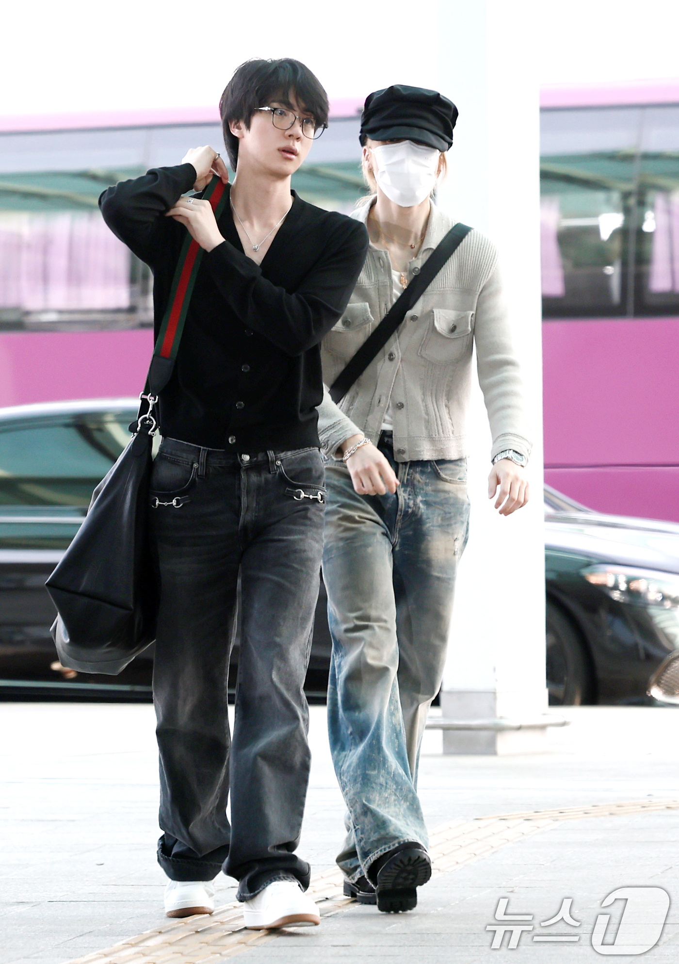 (인천공항=뉴스1) 권현진 기자 = 방탄소년단(BTS) 진과 지민(오른쪽)이 22일 해외 일정을 위해 인천공항을 통해 미국 애틀란타로 출국하고 있다. 2026.4.23/뉴스1