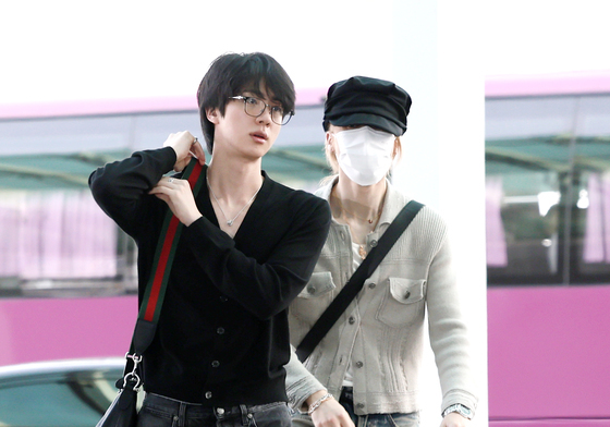 출국하는 진과 지민