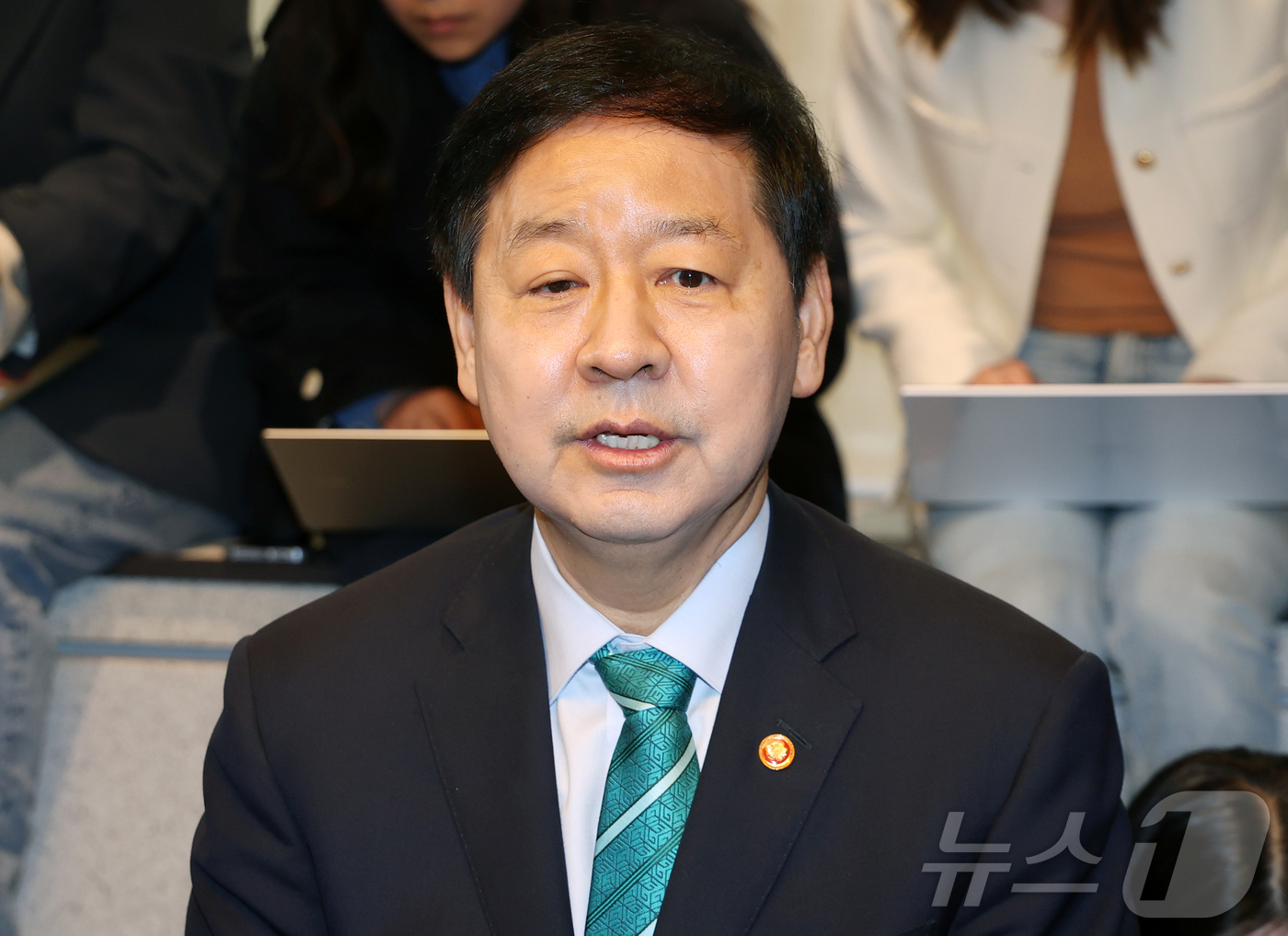 (서울=뉴스1) 김진환 기자 = 구윤철 경제부총리 겸 재정경제부 장관이 23일 오전 서울 중구 은행회관에서 열린 신현송 한국은행 총재와의 조찬회동에 앞서 모두발언을 하고 있다. 2 …
