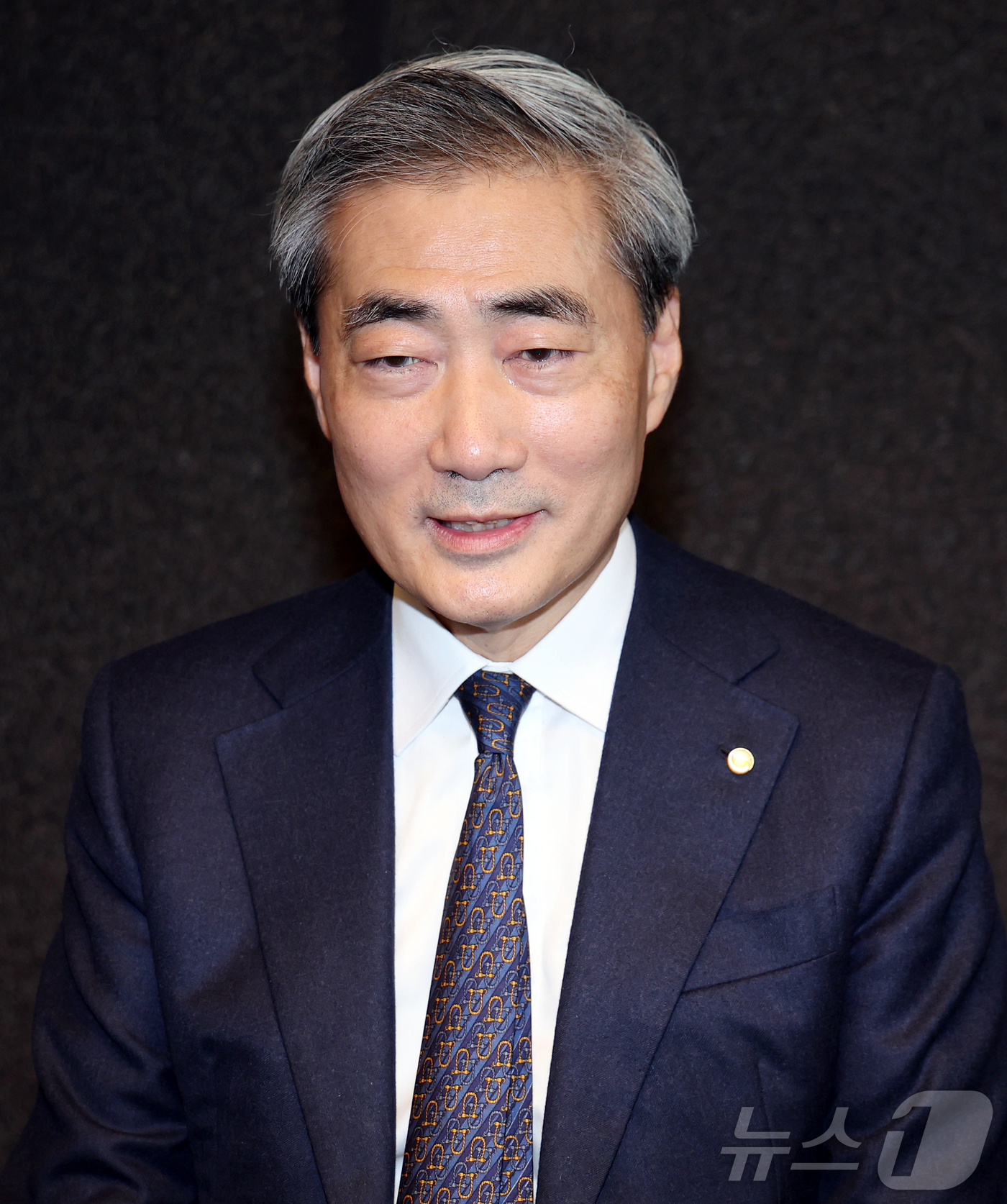 (서울=뉴스1) 김진환 기자 = 신현송 한국은행 총재가 23일 오전 서울 중구 은행회관에서 열린 구윤철 경제부총리 겸 재정경제부 장관과의 조찬회동에 앞서 모두발언을 하고 있다. 2 …