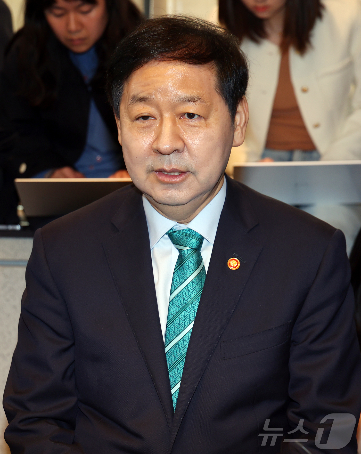 (서울=뉴스1) 김진환 기자 = 구윤철 경제부총리 겸 재정경제부 장관이 23일 오전 서울 중구 은행회관에서 열린 신현송 한국은행 총재와의 조찬회동에 앞서 모두발언을 하고 있다. 2 …
