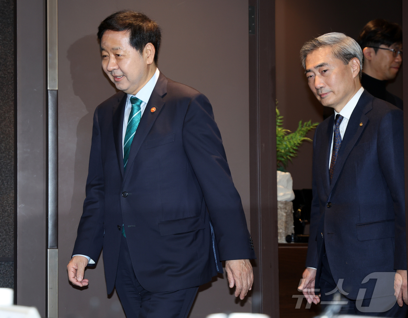 (서울=뉴스1) 김진환 기자 = 구윤철 경제부총리 겸 재정경제부 장관과 신현송 한국은행 총재(오른쪽)가 23일 오전 서울 중구 은행회관에서 열린 조찬회동에 참석하고 있다. 2026 …