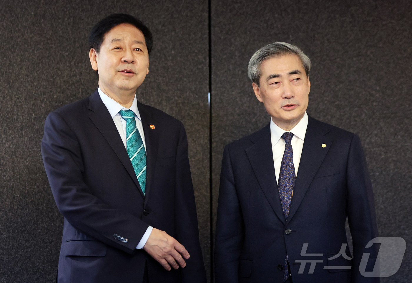 (서울=뉴스1) 김진환 기자 = 구윤철 경제부총리 겸 재정경제부 장관과 신현송 한국은행 총재(오른쪽)가 23일 오전 서울 중구 은행회관에서 열린 조찬회동에 앞서 취재진 질문에 답변 …