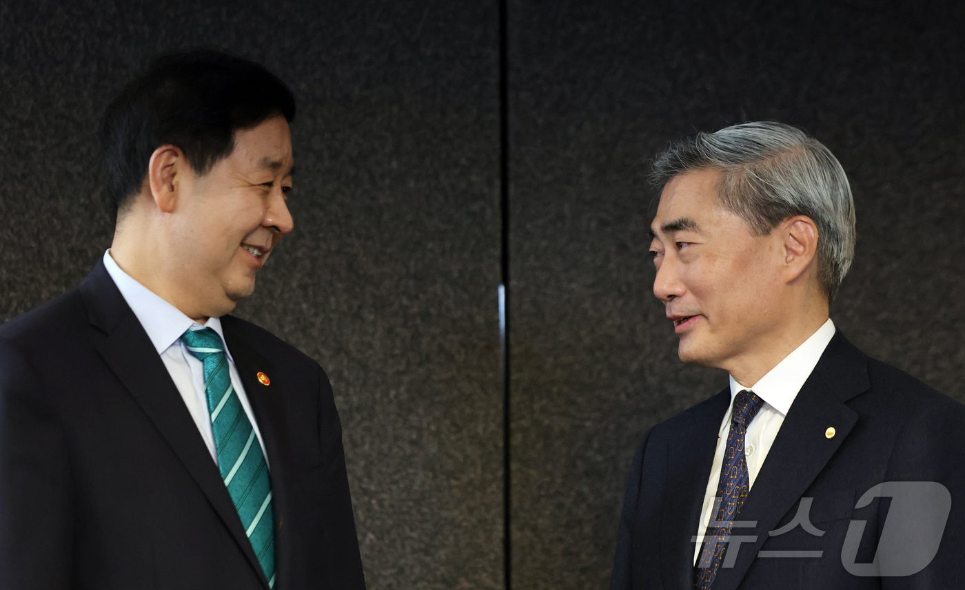 (서울=뉴스1) 김진환 기자 = 구윤철 경제부총리 겸 재정경제부 장관과 신현송 한국은행 총재(오른쪽)가 23일 오전 서울 중구 은행회관에서 열린 경제부총리 주재 금융당국 조찬간담회 …