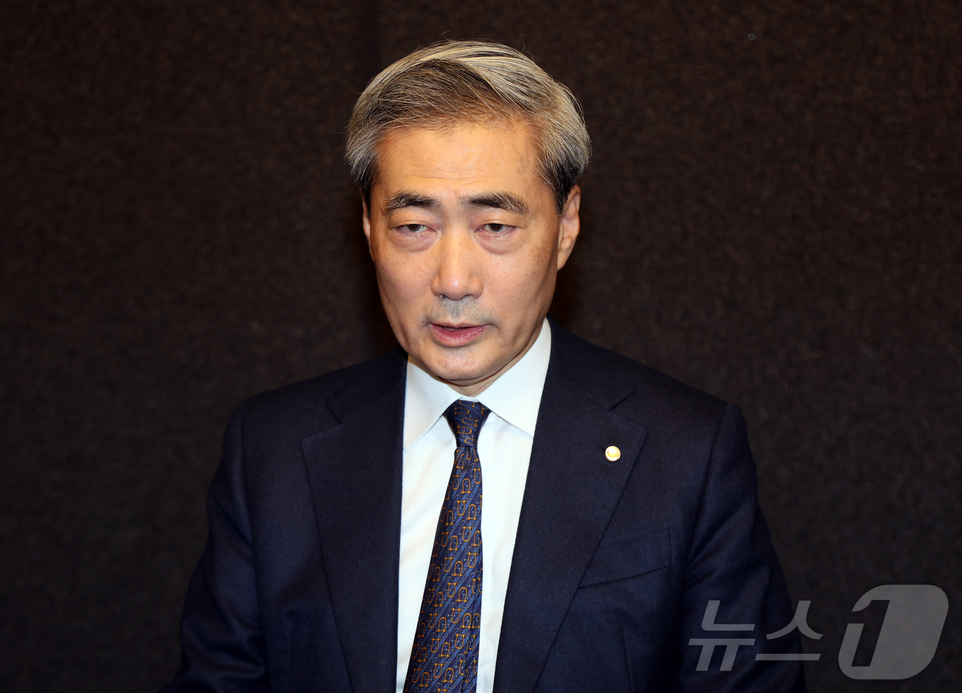 (서울=뉴스1) 김진환 기자 = 신현송 한국은행 총재가 23일 오전 서울 중구 은행회관에서 열린 구윤철 경제부총리 겸 재정경제부 장관과의 조찬회동에 앞서 모두발언을 하고 있다. 2 …