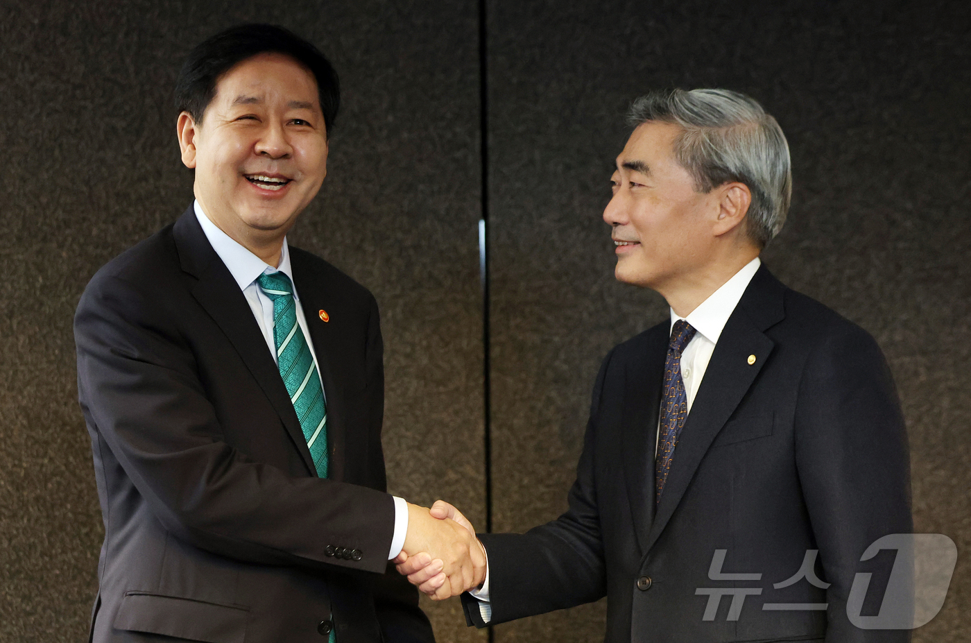 (서울=뉴스1) 김진환 기자 = 구윤철 경제부총리 겸 재정경제부 장관과 신현송 한국은행 총재(오른쪽)가 23일 오전 서울 중구 은행회관에서 열린 조찬회동에 앞서 기념 촬영을 하고 …