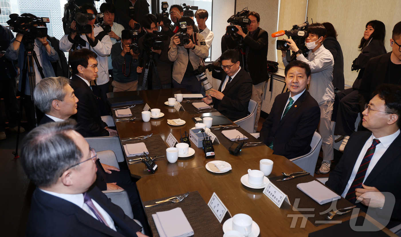 (서울=뉴스1) 김진환 기자 = 구윤철 경제부총리 겸 재정경제부 장관과 신현송 한국은행 총재가 23일 오전 서울 중구 은행회관에서 열린 조찬회동에 앞서 모두발언을 하고 있다. 20 …