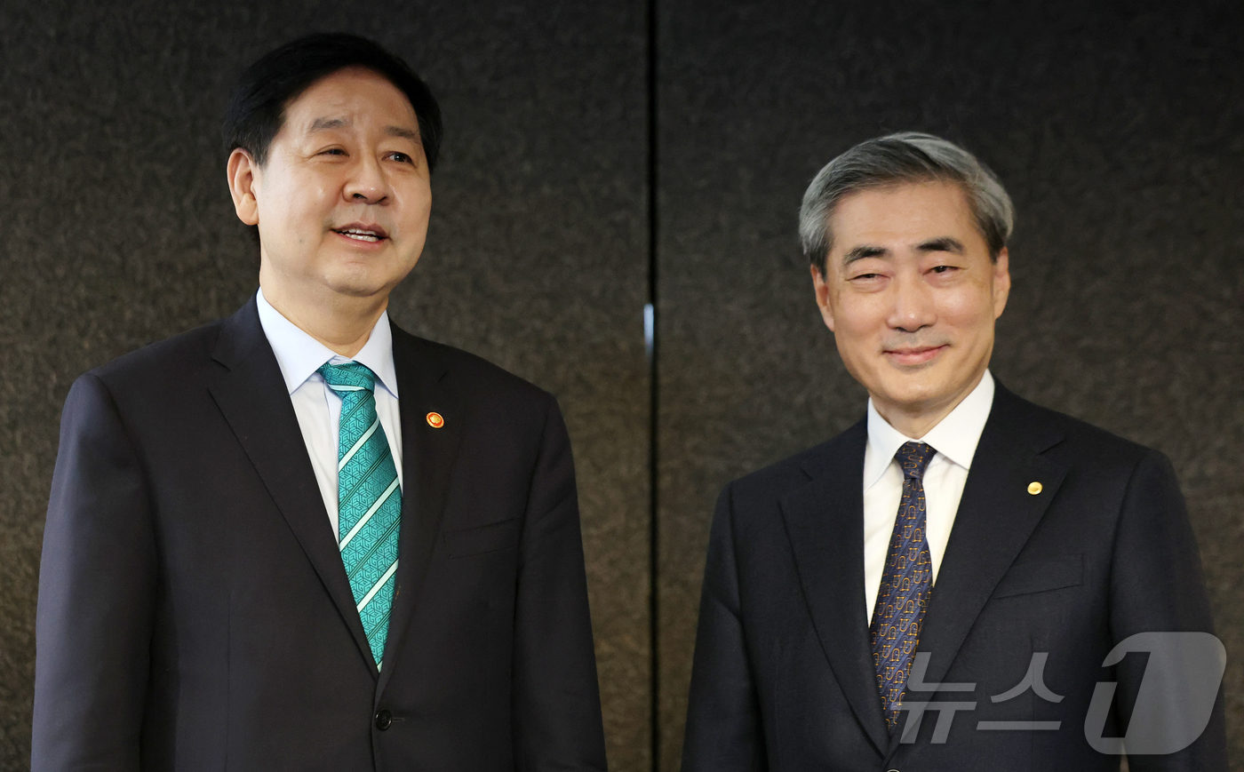 (서울=뉴스1) 김진환 기자 = 구윤철 경제부총리 겸 재정경제부 장관과 신현송 한국은행 총재(오른쪽)가 23일 오전 서울 중구 은행회관에서 열린 조찬회동에 앞서 취재진 질문에 답변 …