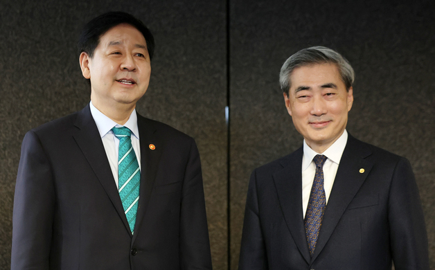 취재진 질문에 답하는 경제수장들