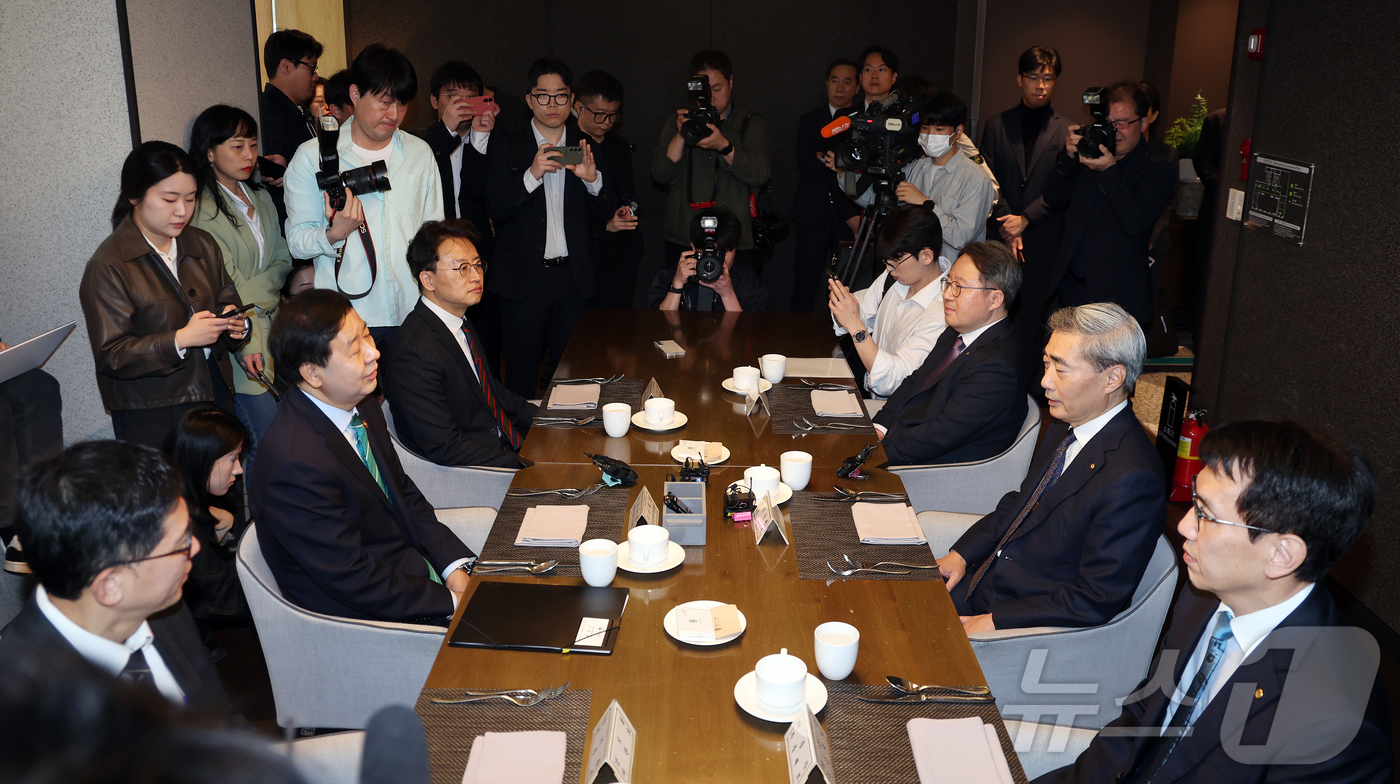 (서울=뉴스1) 김진환 기자 = 구윤철 경제부총리 겸 재정경제부 장관과 신현송 한국은행 총재가 23일 오전 서울 중구 은행회관에서 열린 조찬회동에 앞서 모두발언을 하고 있다. 20 …