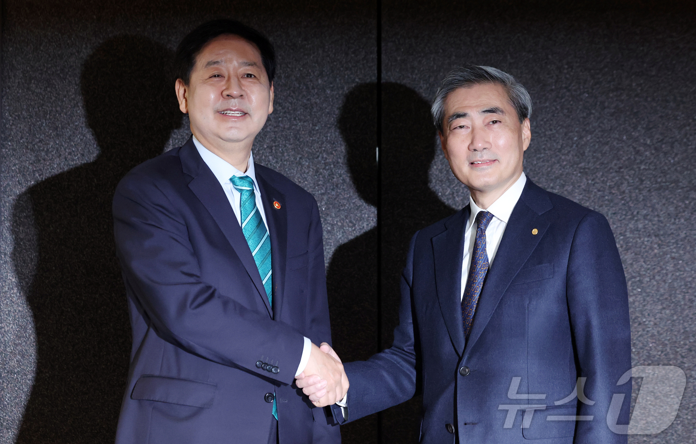 (서울=뉴스1) 김진환 기자 = 구윤철 경제부총리 겸 재정경제부 장관과 신현송 한국은행 총재(오른쪽)가 23일 오전 서울 중구 은행회관에서 열린 조찬회동에 앞서 기념 촬영을 하고 …