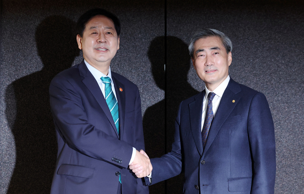 구윤철 경제부총리·신현송 한은 총재 '손 맞잡은 경제수장들'