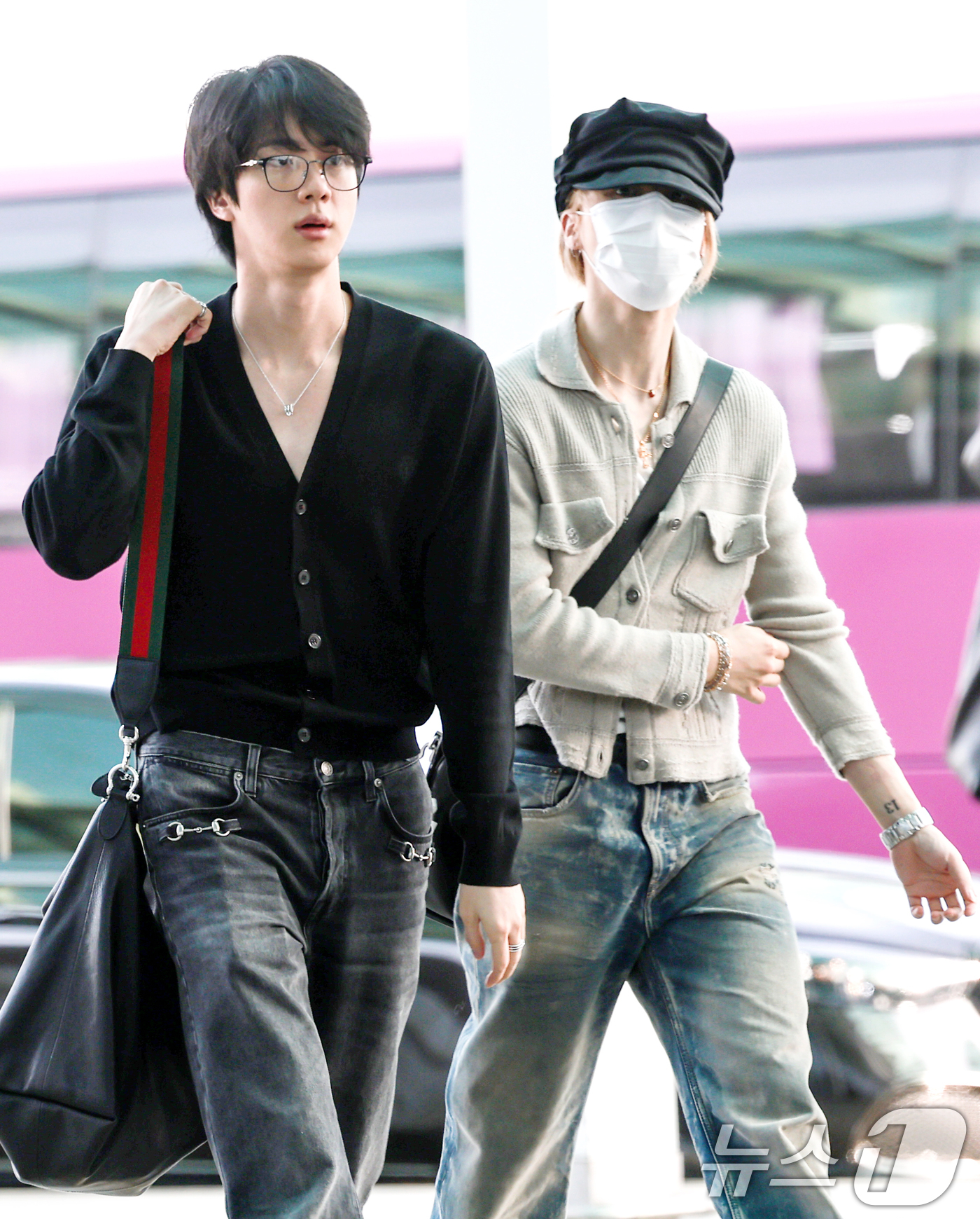 (인천공항=뉴스1) 권현진 기자 = 방탄소년단(BTS) 진과 지민(오른쪽)이 22일 해외 일정을 위해 인천공항을 통해 미국 애틀란타로 출국하고 있다. 2026.4.23/뉴스1