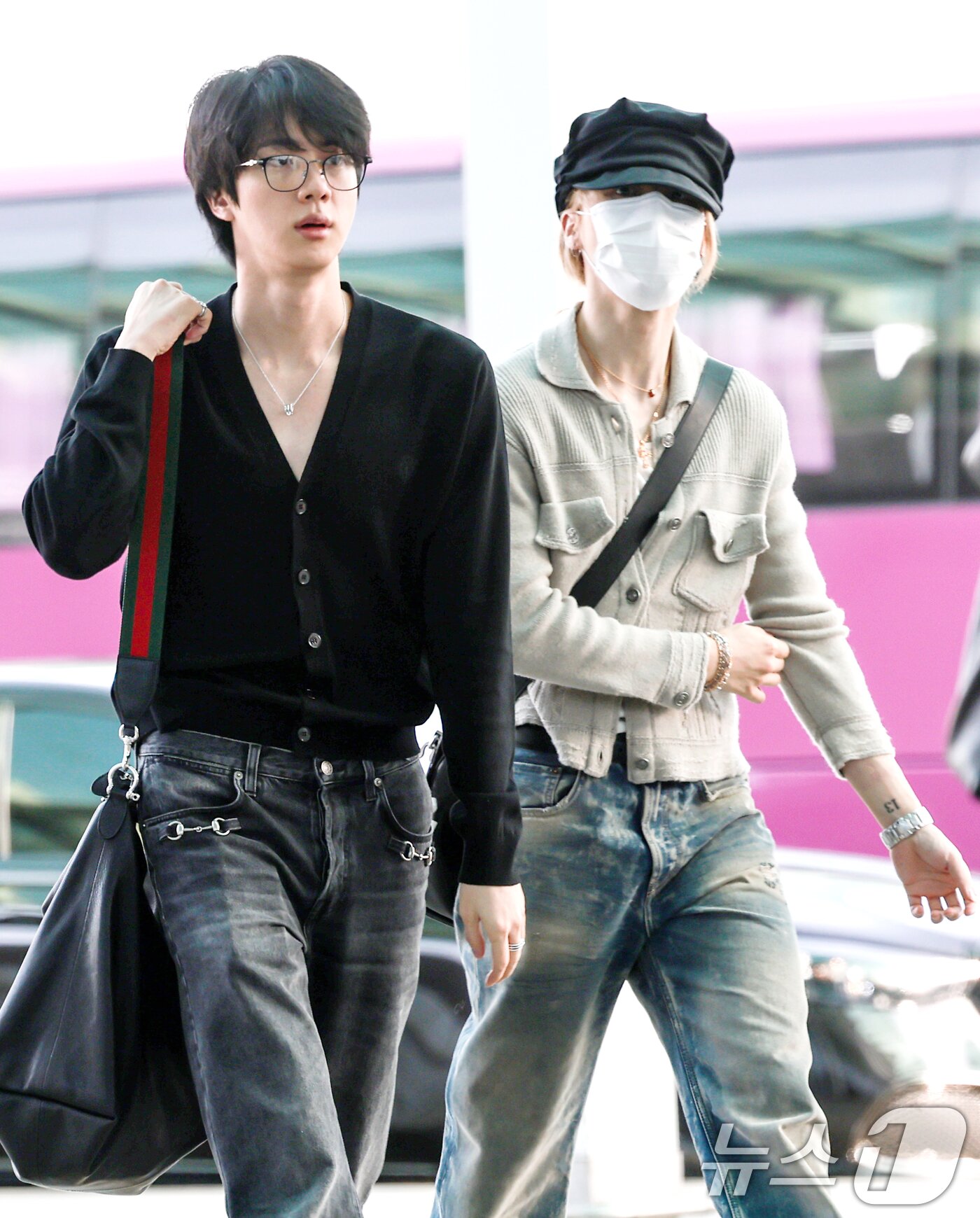 본문 이미지 - 방탄소년단(BTS) 진과 지민(오른쪽) ⓒ 뉴스1 권현진 기자