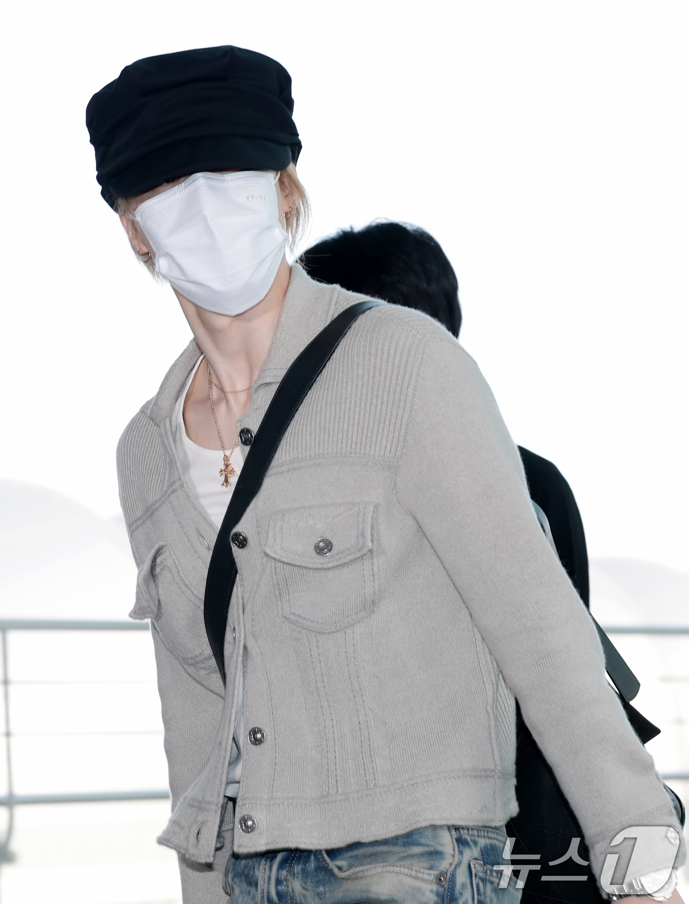 (인천공항=뉴스1) 권현진 기자 = 방탄소년단(BTS) 지민이 22일 해외 일정을 위해 인천공항을 통해 미국 애틀란타로 출국하고 있다. 2026.4.23/뉴스1