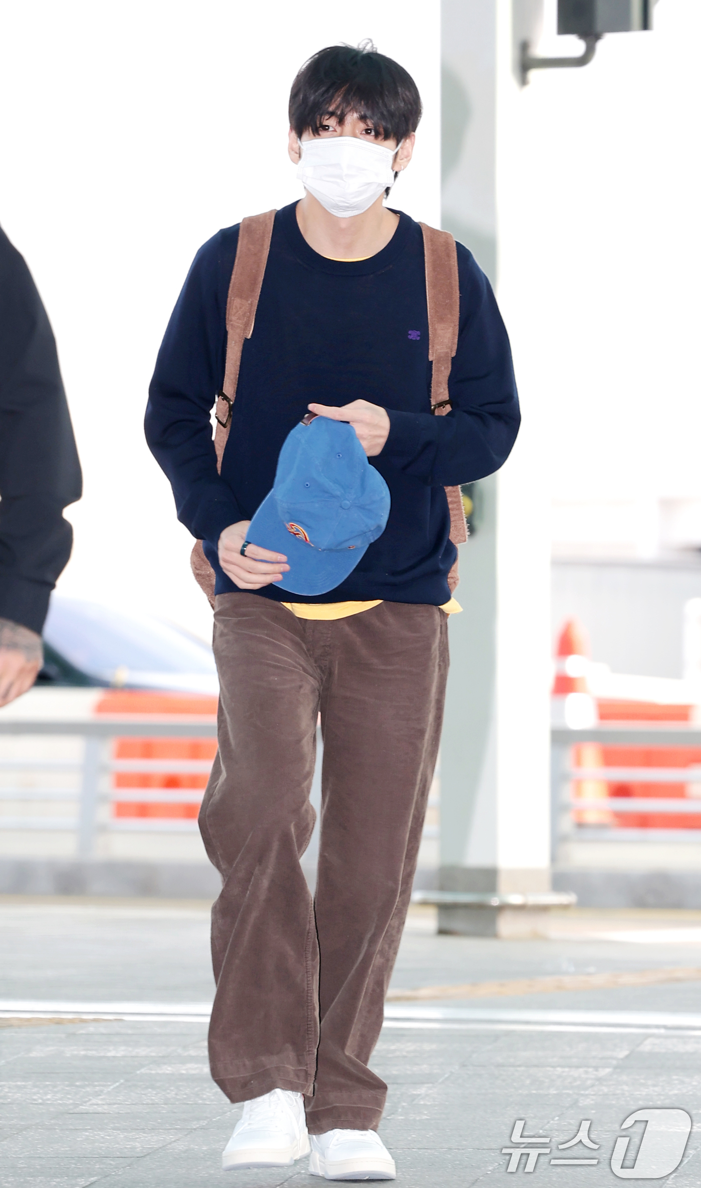 (인천공항=뉴스1) 권현진 기자 = 방탄소년단(BTS) 뷔가 22일 해외 일정을 위해 인천공항을 통해 미국 애틀란타로 출국하고 있다. 2026.4.23/뉴스1