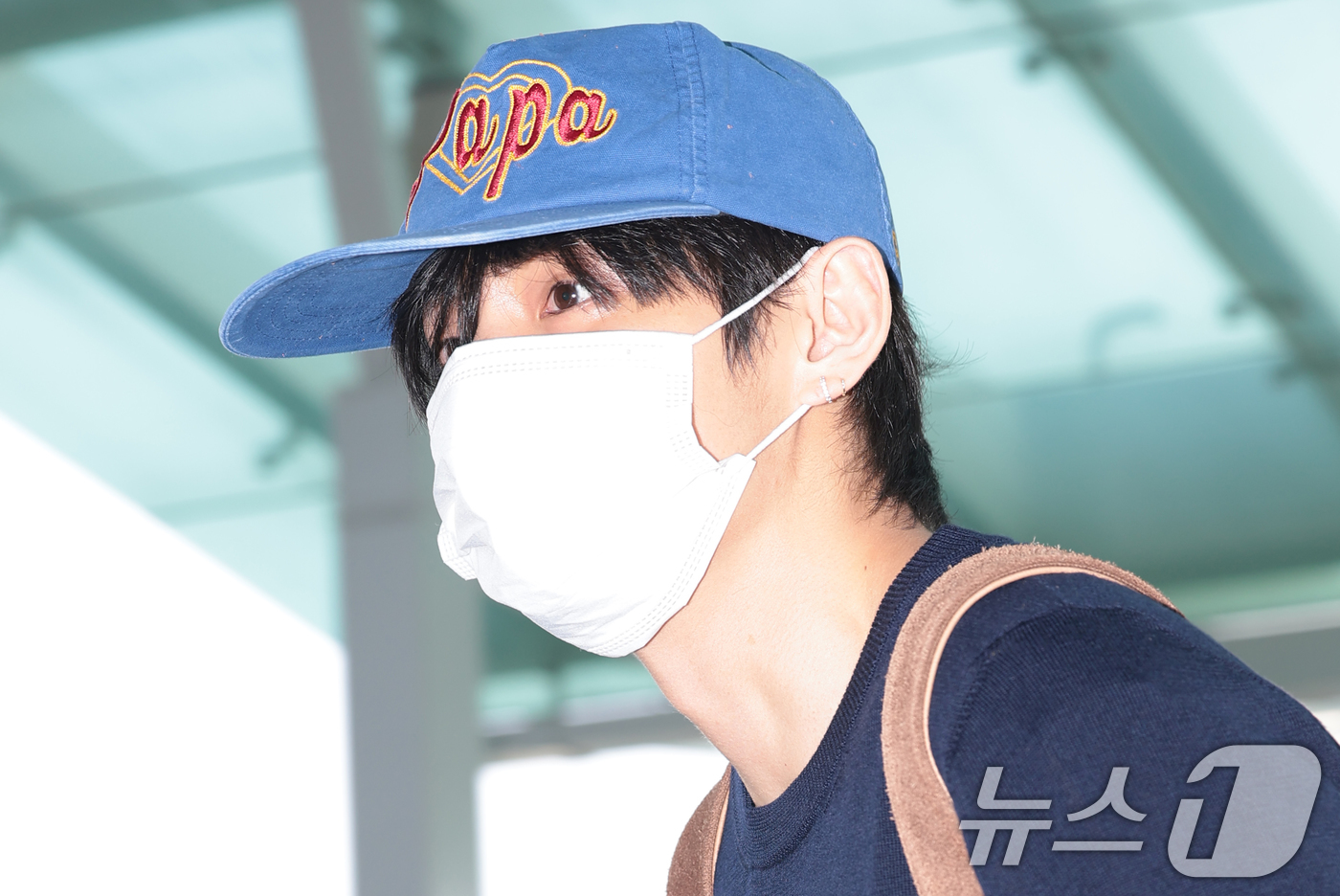 (인천공항=뉴스1) 권현진 기자 = 방탄소년단(BTS) 뷔가 22일 해외 일정을 위해 인천공항을 통해 미국 애틀란타로 출국하고 있다. 2026.4.23/뉴스1