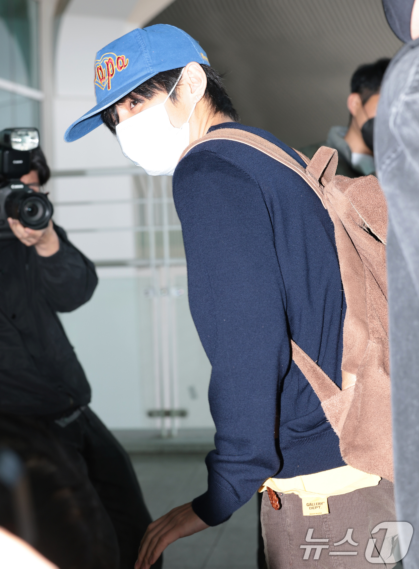 (인천공항=뉴스1) 권현진 기자 = 방탄소년단(BTS) 뷔가 22일 해외 일정을 위해 인천공항을 통해 미국 애틀란타로 출국하고 있다. 2026.4.23/뉴스1