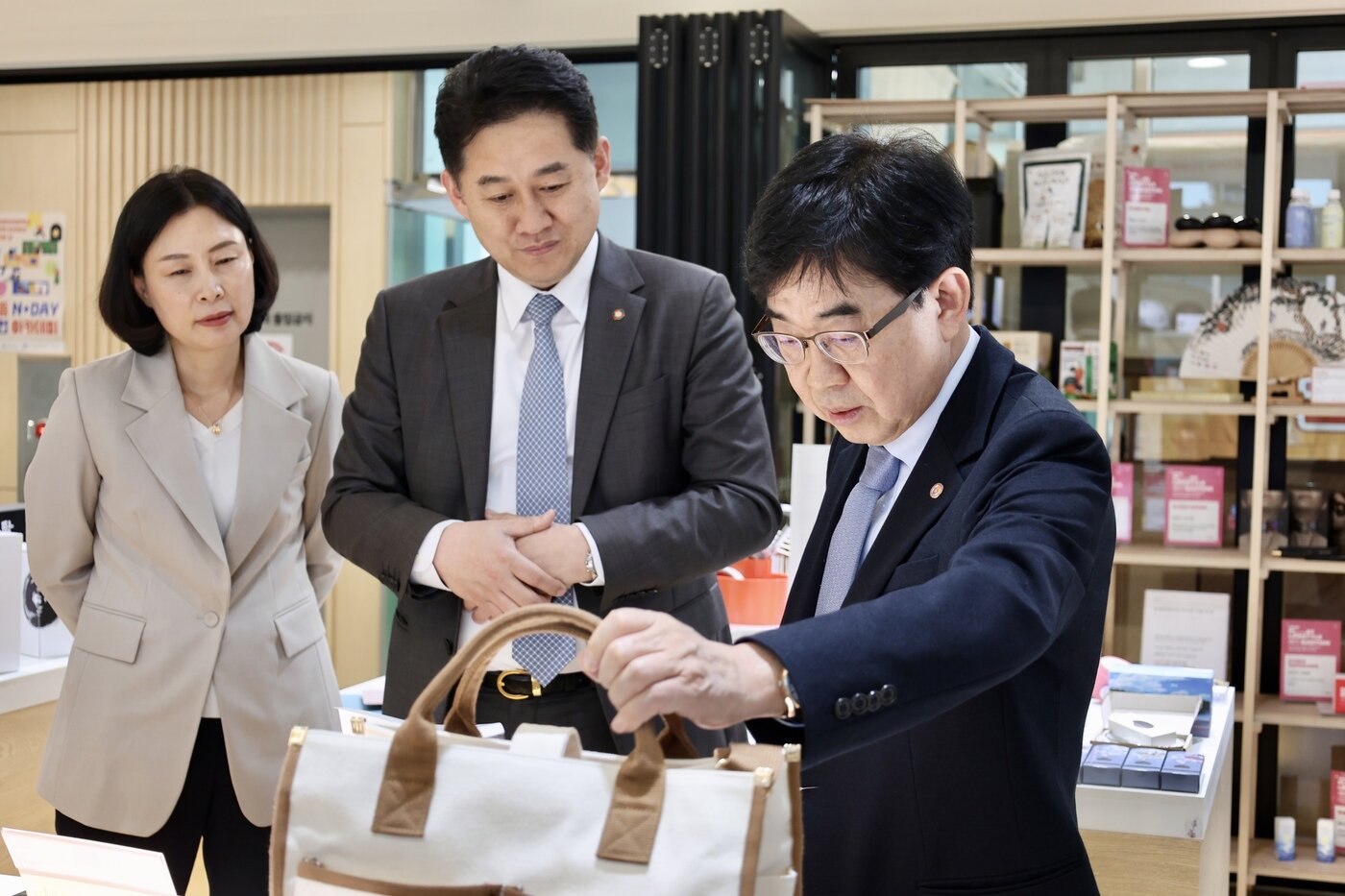 본문 이미지 - 인태연 소상공인시장진흥공단 이사장이 세종 로컬창업타운 1층 전시 공간에서 제품을 살펴보고 있다.(소상공인시장진흥공단 제공)