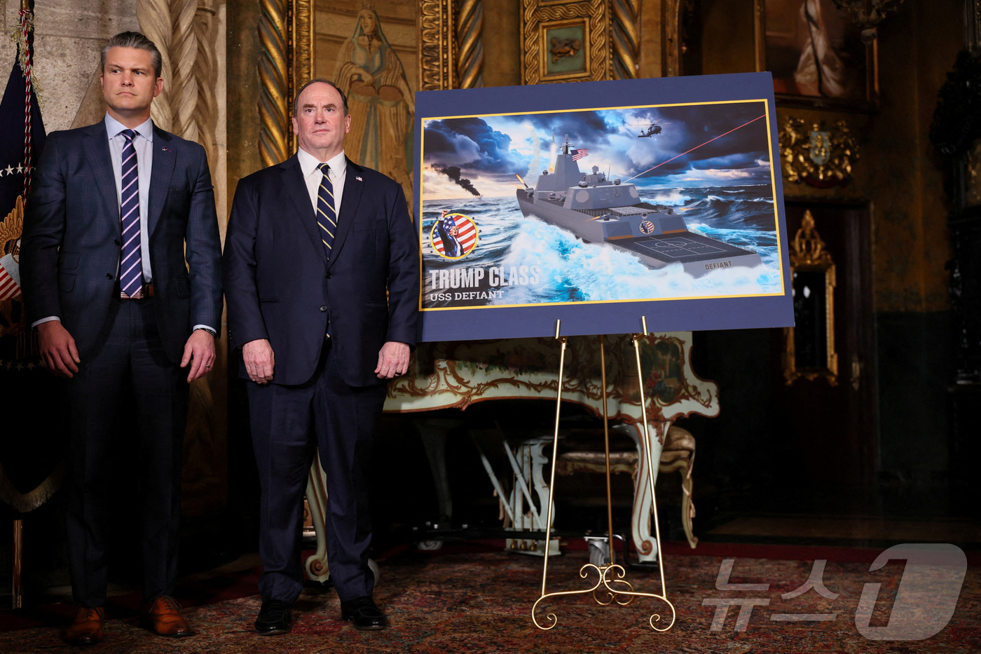 (팜비치 로이터=뉴스1) 윤다정 기자 = 존 펠런 미 해군 장관(오른쪽)과 피트 헤그세스 미 국방장관이 2025년 12월 22일(현지시간) 플로리다주 팜비치 마러라고 리조트에서 진 …