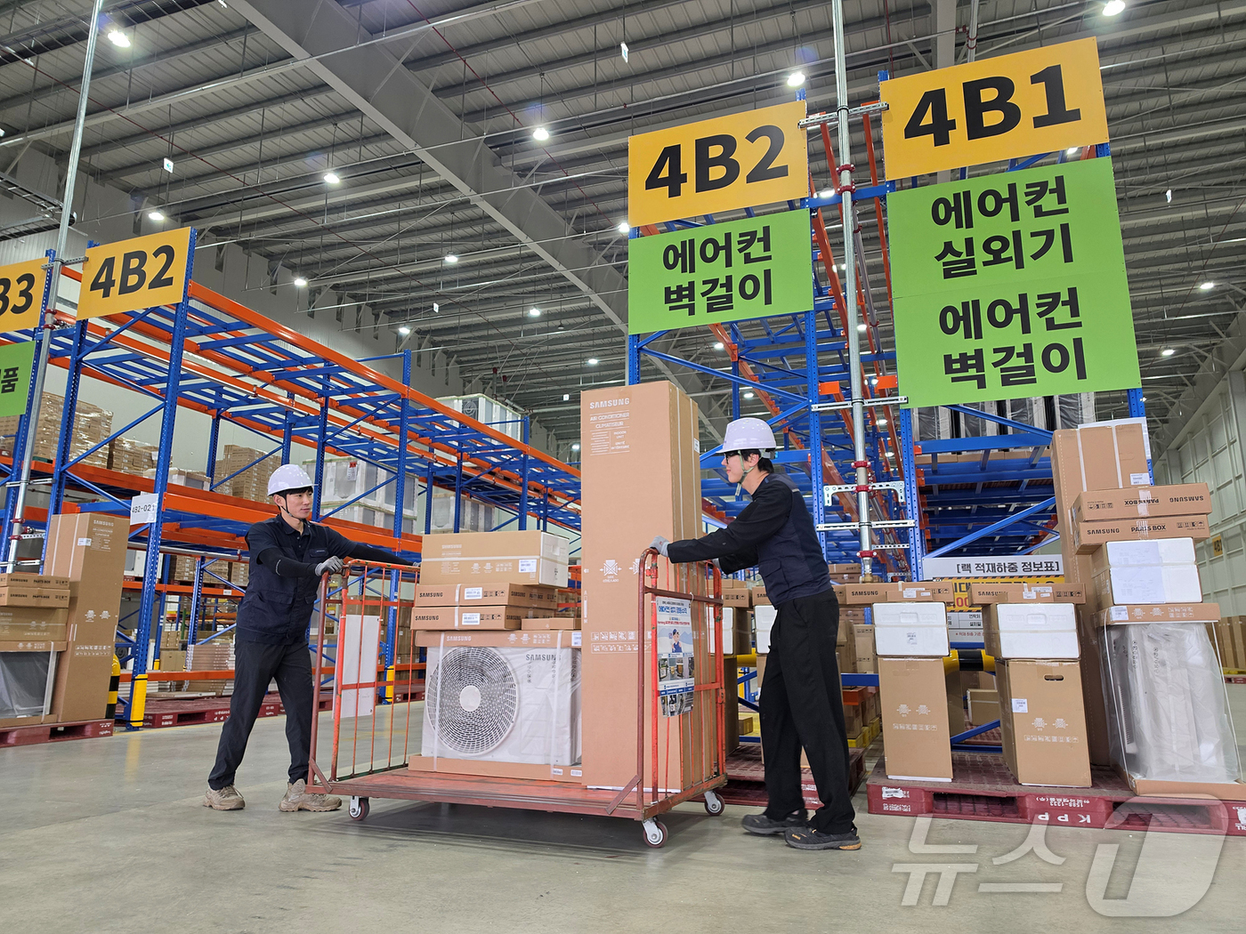 (서울=뉴스1) = 삼성전자가 다가올 무더위에 앞서 23일부터 8월까지 삼성전자로지텍과 함께 에어컨 설치 전담팀 4,800명을 운영한다고 밝혔다. 사진은 삼성전자 에어컨 설치 전담 …