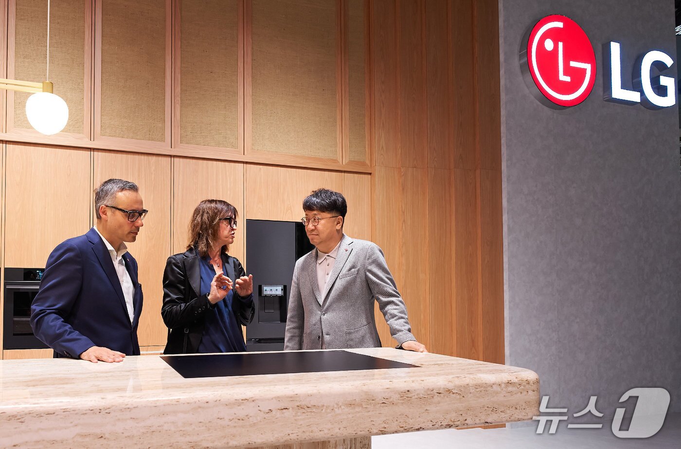 본문 이미지 - LG전자 HS사업본부장 백승태(사진 맨 오른쪽) 부사장이 관람객에게 LG 빌트인 패키지를 설명하고 있다. (사진제공 = LG전자) 