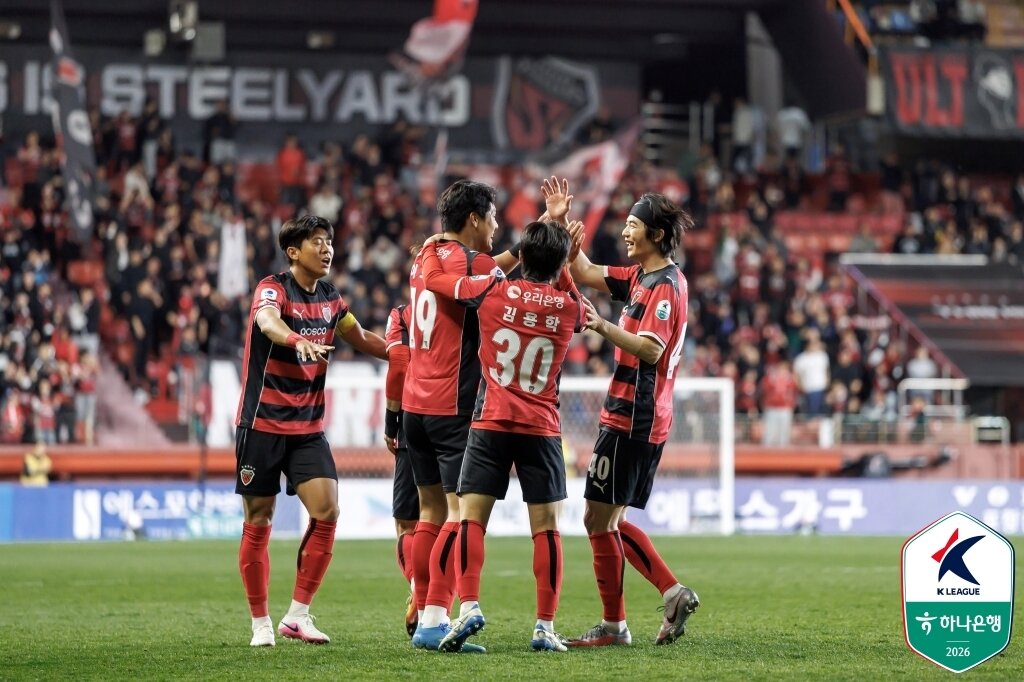 본문 이미지 - 광주전서 기뻐하는 기성용(오른쪽)(한국프로축구연맹 제공) 