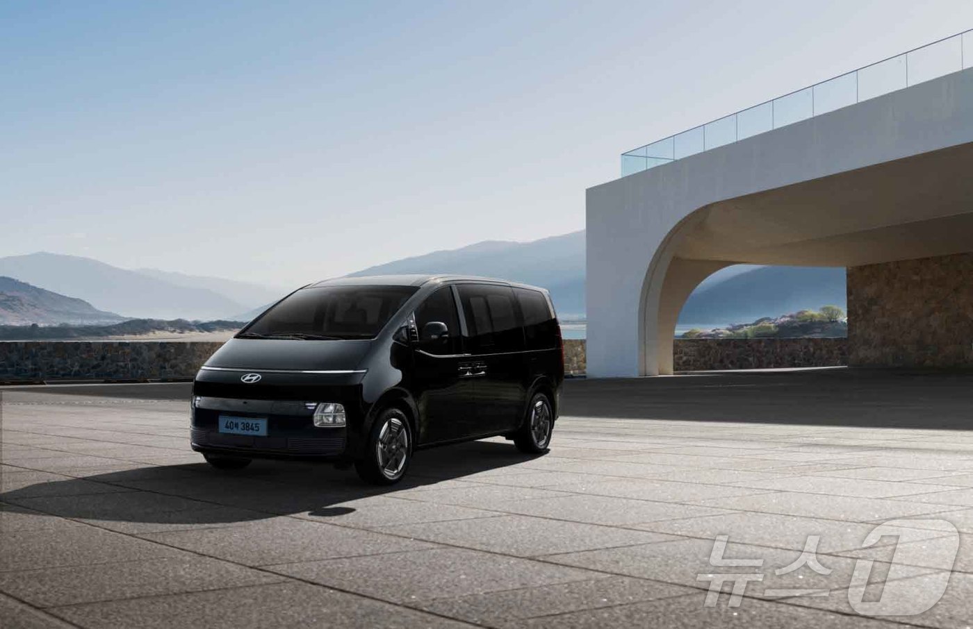 (서울=뉴스1) = 현대자동차가 대표 다목적 차량 ‘더 뉴 스타리아’의 전동화 모델인 ‘더 뉴 스타리아 일렉트릭’과 최상위 고급 모델 ‘더 뉴 스타리아 리무진'을 23일 출시했다고 …