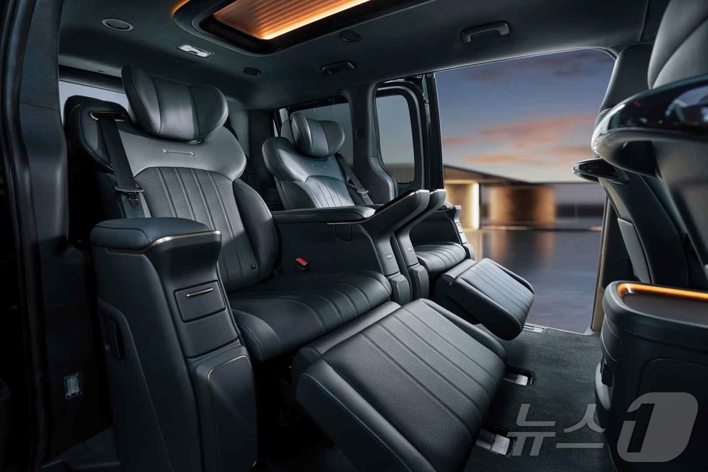 (서울=뉴스1) = 현대자동차가 대표 다목적 차량 ‘더 뉴 스타리아’의 전동화 모델인 ‘더 뉴 스타리아 일렉트릭’과 최상위 고급 모델 ‘더 뉴 스타리아 리무진'을 23일 출시했다고 …