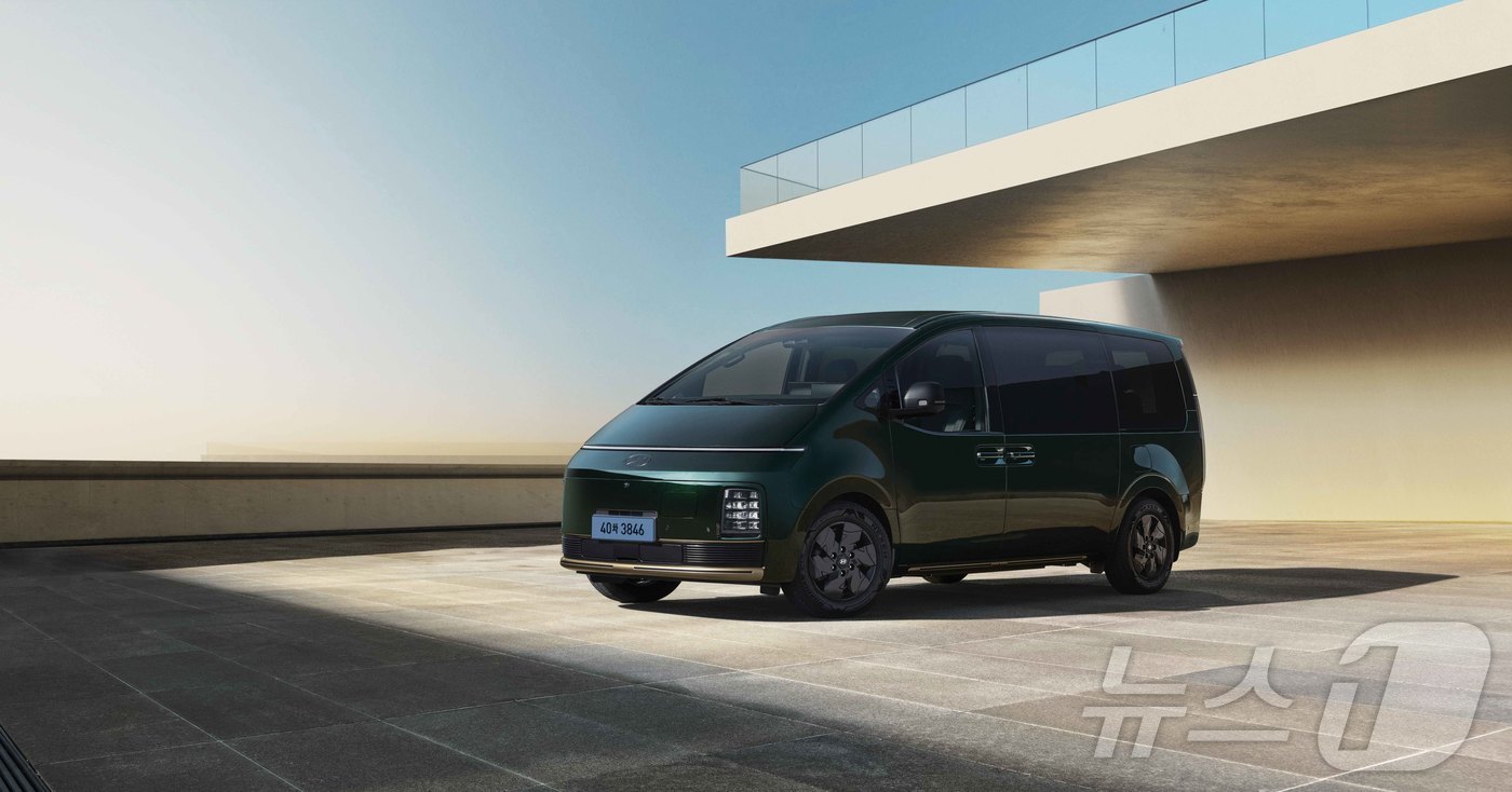 (서울=뉴스1) = 현대자동차가 대표 다목적 차량 ‘더 뉴 스타리아’의 전동화 모델인 ‘더 뉴 스타리아 일렉트릭’과 최상위 고급 모델 ‘더 뉴 스타리아 리무진'을 23일 출시했다고 …