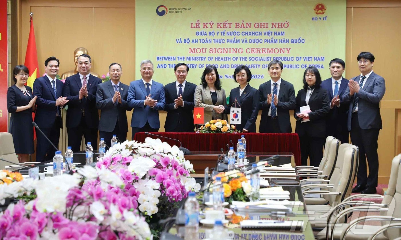 (서울=뉴스1) = 오유경 식품의약품안전처장이 22일(현지시간) 베트남에서 다오 홍 란 베트남 보건부 장관과 면담 후 기념 촬영을 하고 있다. (식품의약품안전처 제공. 재판매 및 …