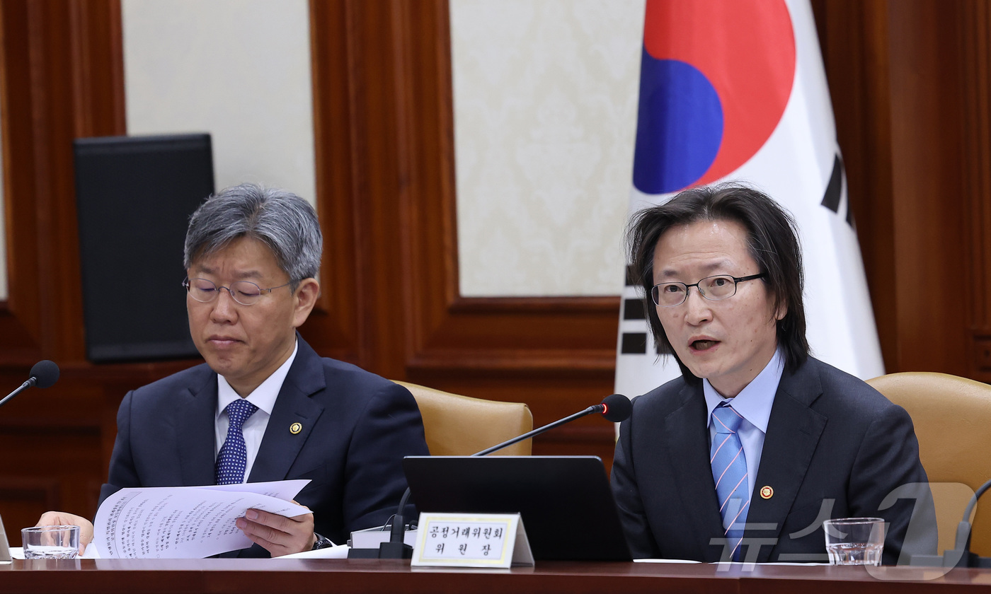 (서울=뉴스1) 김성진 기자 = 주병기 공정거래위원장(오른쪽)이 23일 서울 종로구 정부서울청사에서 열린 민생물가 특별관리 관계장관 TF 회의에서 발언을 하고 있다. 2026.4. …