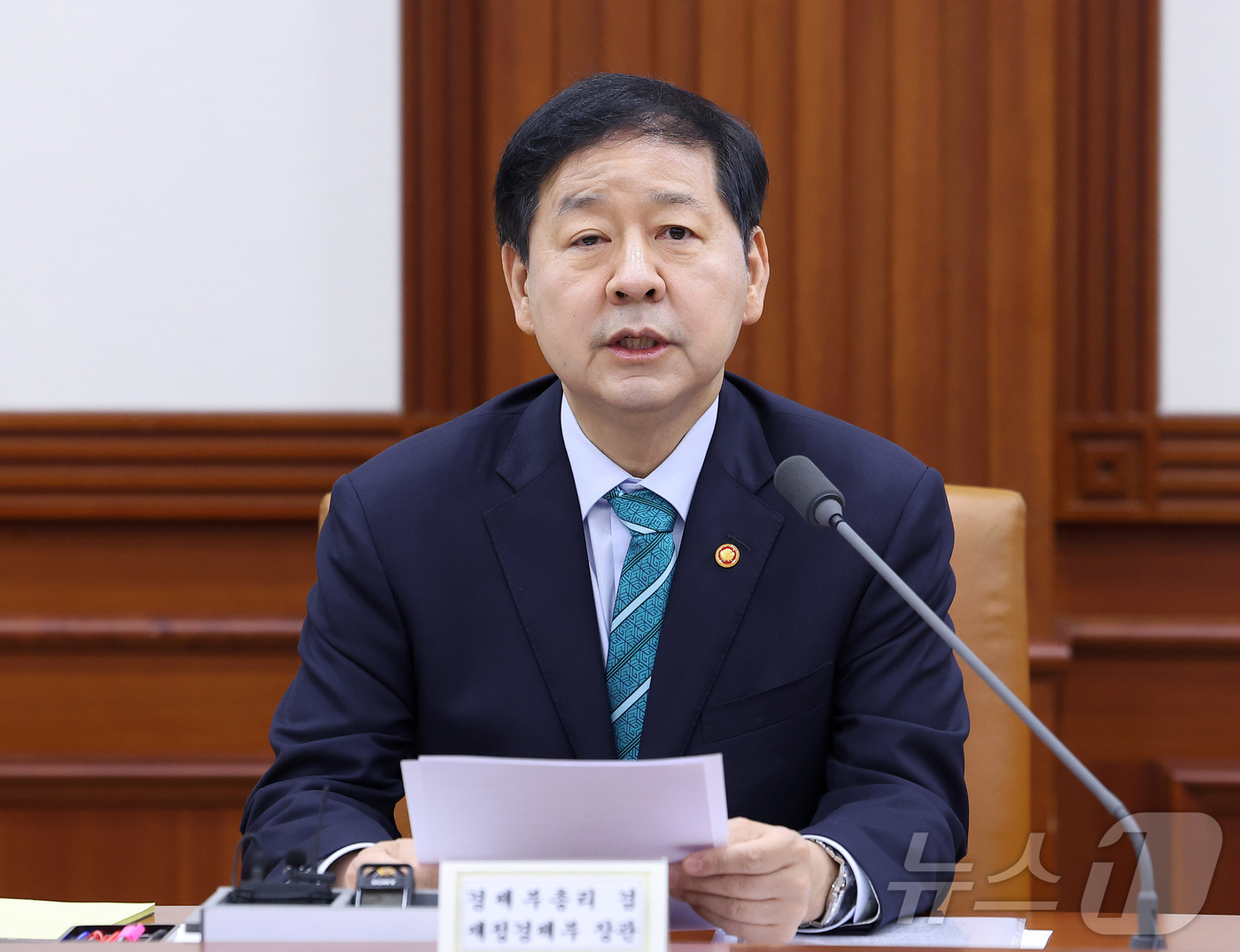 (서울=뉴스1) 김성진 기자 = 구윤철 경제부총리 겸 재정경제부 장관이 23일 서울 종로구 정부서울청사에서 열린 민생물가 특별관리 관계장관 TF 회의에서 모두발언을 하고 있다. 2 …