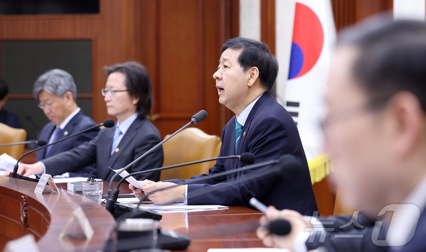 본문 이미지 - 구윤철 경제부총리 겸 재정경제부 장관이 지난달 23일 서울 종로구 정부서울청사에서 열린 민생물가 특별관리 관계장관 TF 회의에서 모두발언을 하고 있다. 2026.4.23 ⓒ 뉴스1 김성진 기자