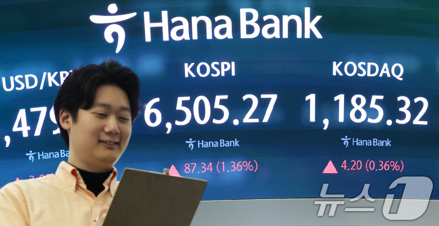 본문 이미지 - 코스피가 연일 최고치를 경신하며 상승 출발한 23일 오전 서울 중구 하나은행 딜링룸 전광판에 코스피와 코스닥 지수 등이 표시되고 있다. 이날 코스피는 전 거래일 대비 70.90포인트(1.10%) 상승한 6488.83에, 코스닥은 7.98포인트(0.68%) 상승한 1189.1로 개장했다. 2026.4.23 ⓒ 뉴스1 임지훈 인턴기자