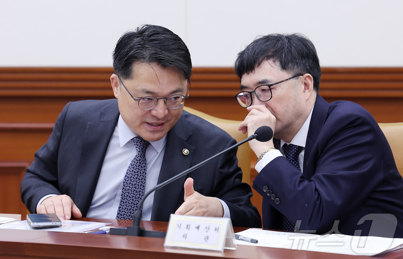 (서울=뉴스1) 김성진 기자 = 문신학 산업통상부 차관(왼쪽)과 임기근 기획예산처 차관이 23일 서울 종로구 정부서울청사에서 열린 민생물가 특별관리 관계장관 TF 회의에서 대화하고 …