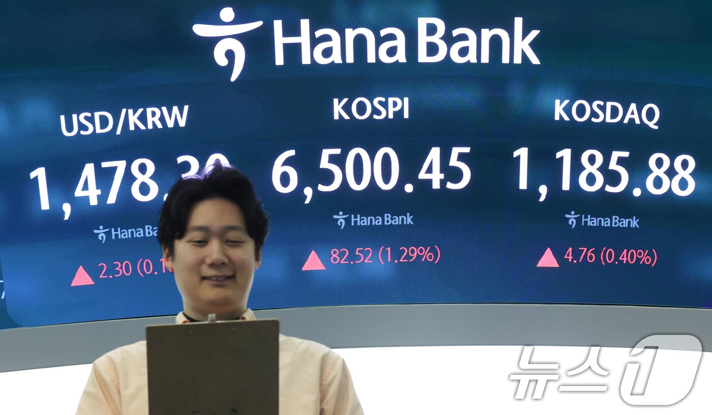 본문 이미지 - 코스피가 연일 최고치를 경신하며 상승 출발한 23일 오전 서울 중구 하나은행 딜링룸 전광판에 코스피와 코스닥 지수 등이 표시되고 있다. 2026.4.23 ⓒ 뉴스1 임지훈 인턴기자