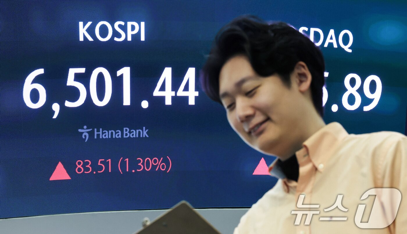 본문 이미지 - 코스피가 연일 최고치를 경신하며 상승 출발한 23일 오전 서울 중구 하나은행 딜링룸 전광판에 코스피 지수가 표시되고 있다.  2026.4.23 ⓒ 뉴스1 임지훈 인턴기자