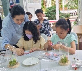 본문 이미지 - '효도등 만들기' 참가자 모습(국가유산청 제공)