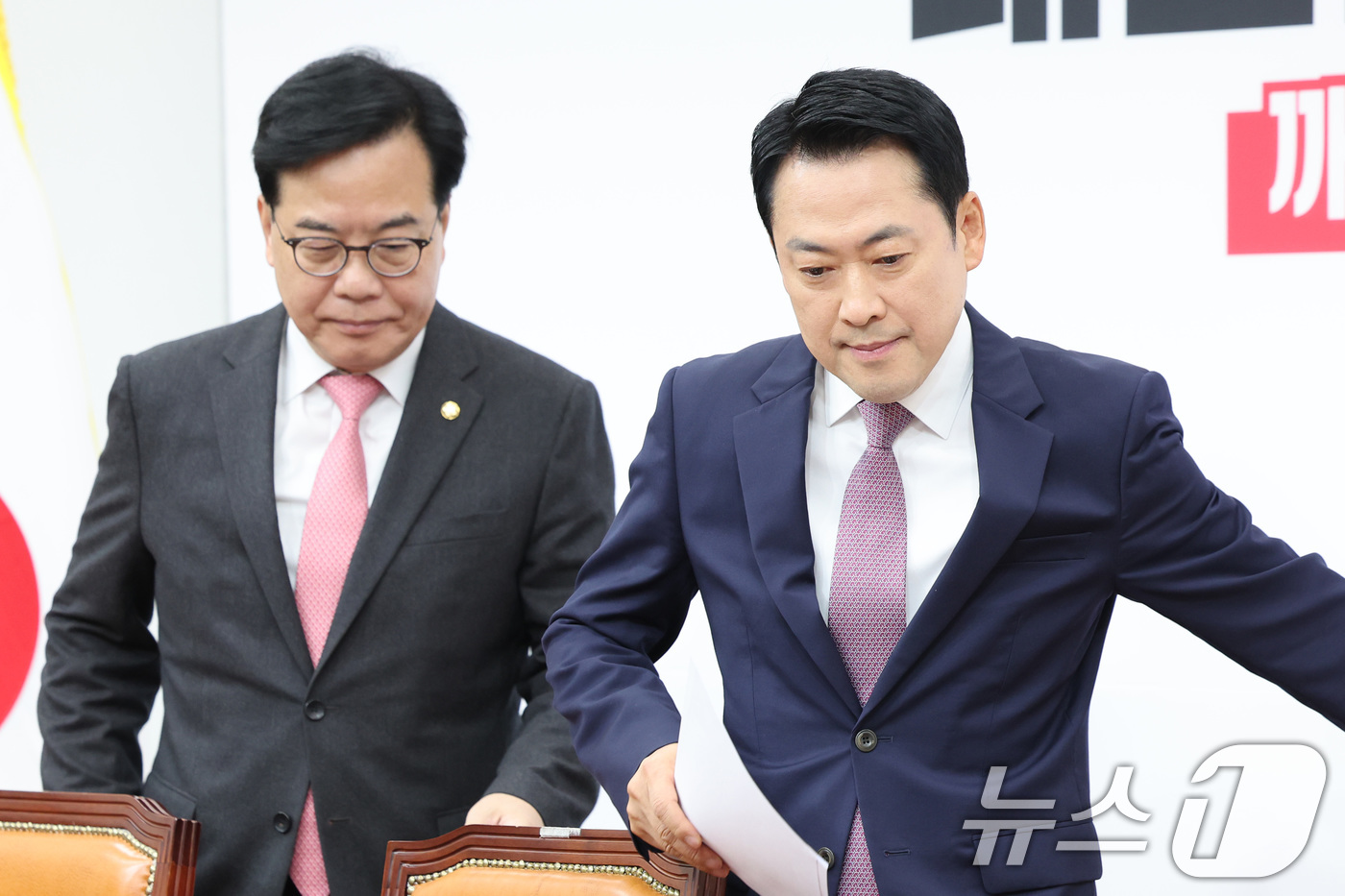 (서울=뉴스1) 신웅수 기자 = 장동혁 국민의힘 대표와 송언석 국민의힘 대표가 23일 서울 여의도 국회에서 열린 최고위원회의에 참석하고 있다. 2026.4.23/뉴스1