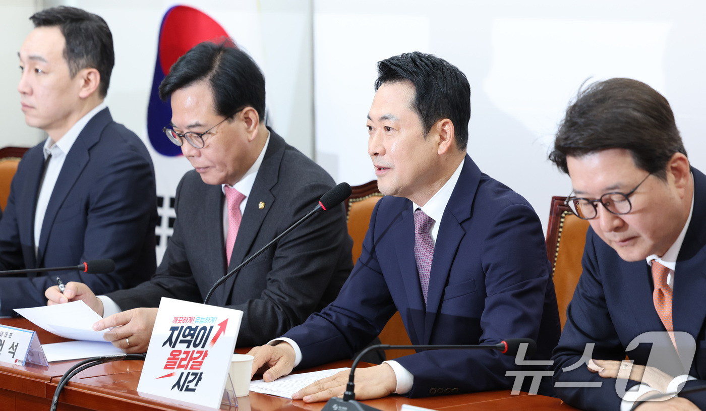 (서울=뉴스1) 신웅수 기자 = 장동혁 국민의힘 대표가 23일 서울 여의도 국회에서 열린 최고위원회의에서 생각에 잠겨 있다. 2026.4.23/뉴스1