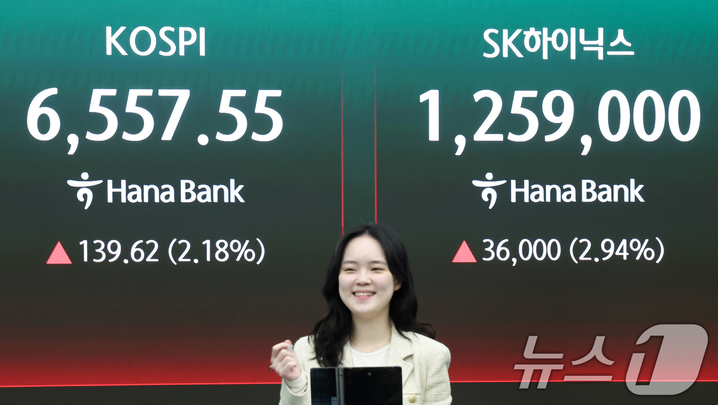 (서울=뉴스1) 임지훈 인턴기자 = 코스피가 장중 6550선을 넘은 23일 오전 서울 중구 하나은행 딜링룸 전광판에 코스피 지수와 SK하이닉스 주가가 표시되고 있다.이날 코스피는 …