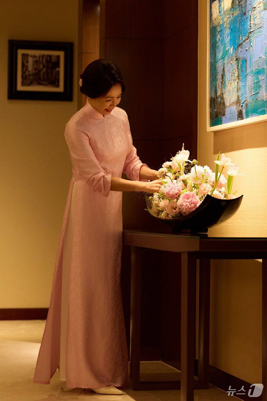 (하노이(베트남)=뉴스1) 이재명 기자 = 청와대는 23일 SNS에 김혜경 여사가 또 럼 베트남 공산당 서기장 겸 국가주석의 부인 응오 프엉 리 여사로부터 선물 받은 베트남 전통의 …