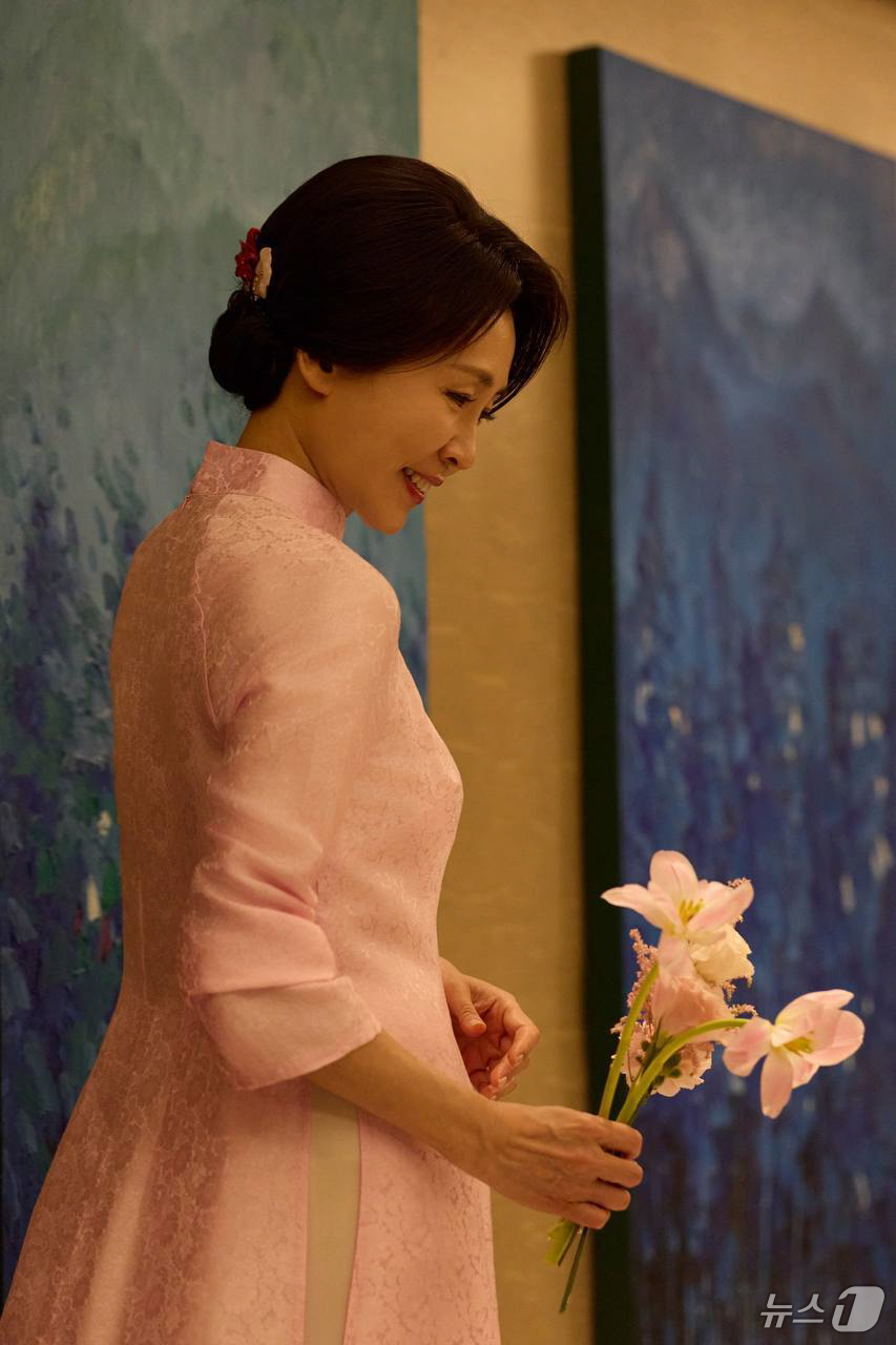 (하노이(베트남)=뉴스1) 이재명 기자 = 청와대는 23일 SNS에 김혜경 여사가 또 럼 베트남 공산당 서기장 겸 국가주석의 부인 응오 프엉 리 여사로부터 선물 받은 베트남 전통의 …