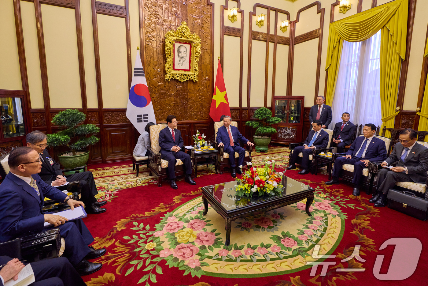 (하노이(베트남)=뉴스1) 이재명 기자 = 이재명 대통령과 또 럼 베트남 당 서기장 겸 국가주석이 22일(현지 시간) 하노이 주석궁에서 소인수 정상회담을 하고 있다. (공동취재) …