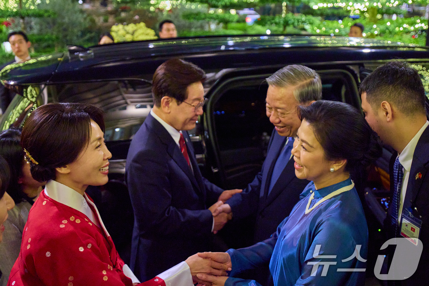 (하노이(베트남)=뉴스1) 이재명 기자 = 이재명 대통령과 김혜경 여사가 22일(현지 시간) 베트남 하노이 영빈관에서 또 럼 당 서기장 겸 국가주석, 응오 프엉 리 여사와 국빈만찬 …